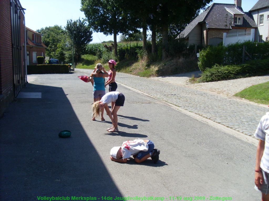 Een stevige wandeltocht met spelletjes naar de sporthal.