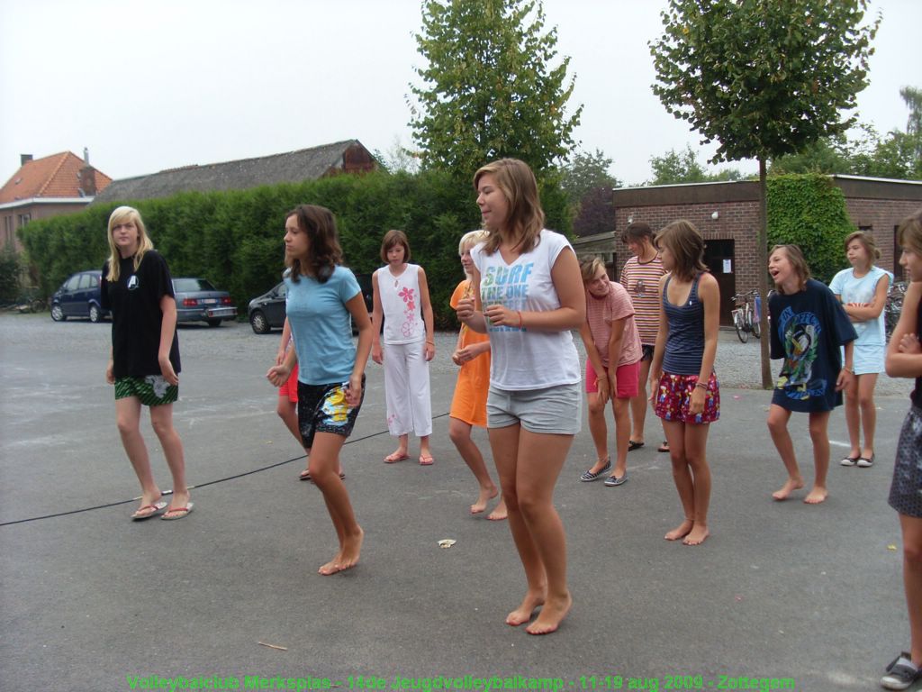 De meisjes C en B uit hun bed gezet om mee te dansen op Ochtendgymnastiek.