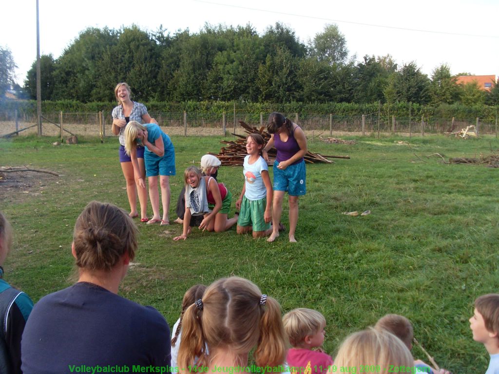 Ook de meisjes B mochten niet ontbreken bij het kampvuur.