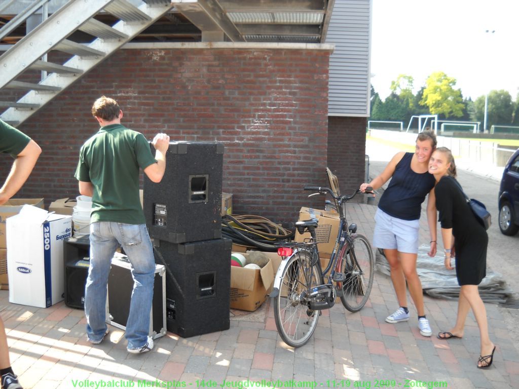 Al het materiaal wordt ingeladen aan de sporthal van Merksplas.