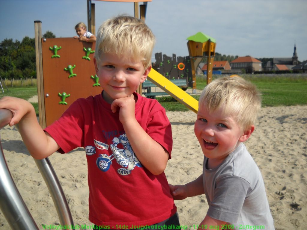 Niels en Lander op de speeltuin aan de sporthal.