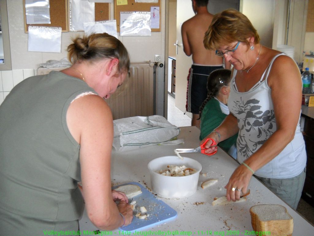 Brood knippen en snijden. We eten vanavond korstjes bij de soep.