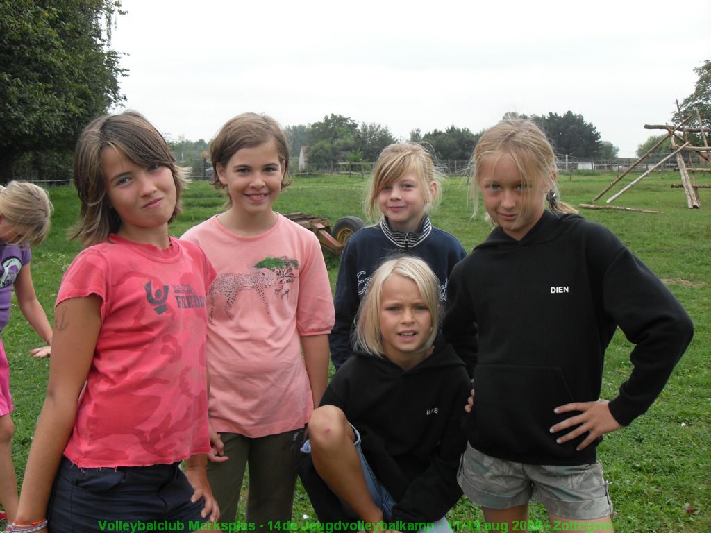 Poseren meisjes.