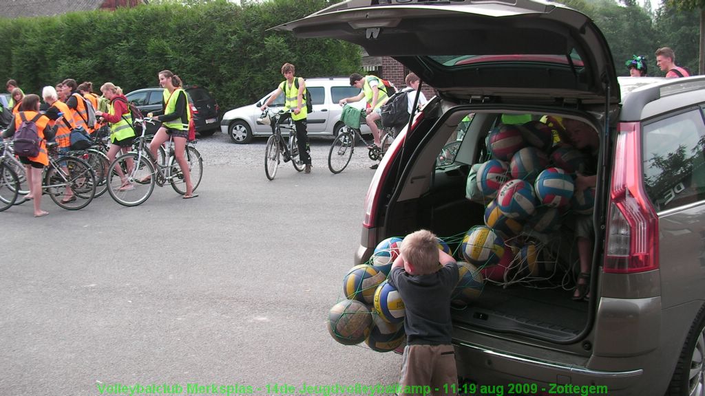 De ballen moeten allemaal naar de sporthal.