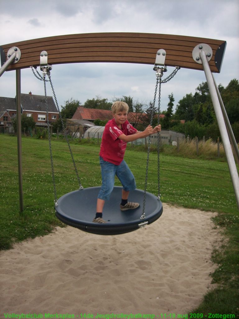 Spelen in de speeltuin.