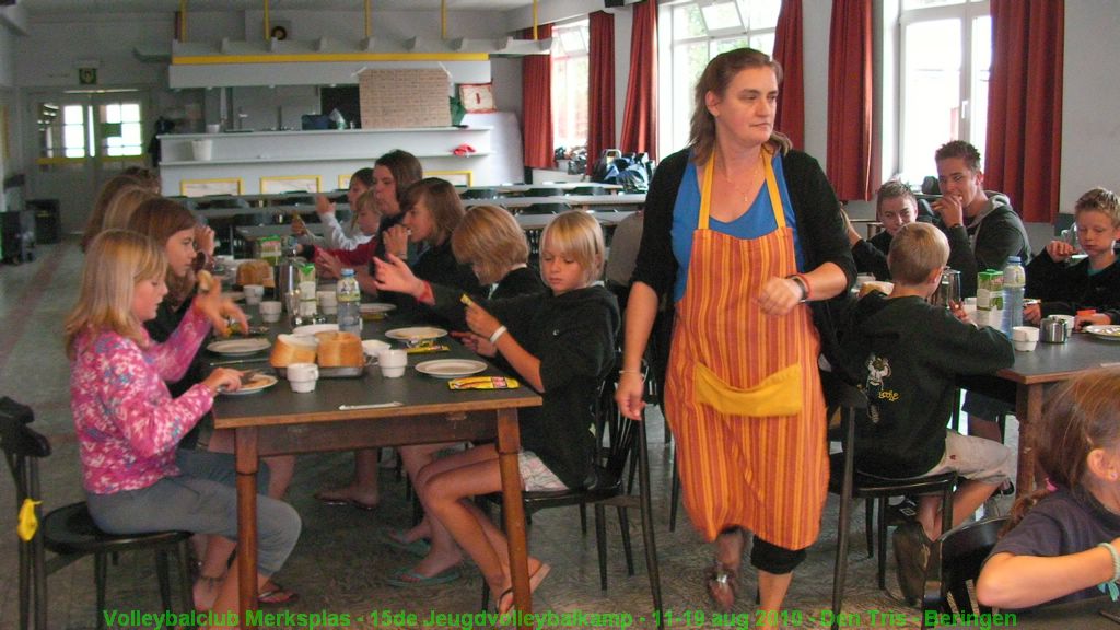 Rustig eten, de oudste jeugd is op stap.