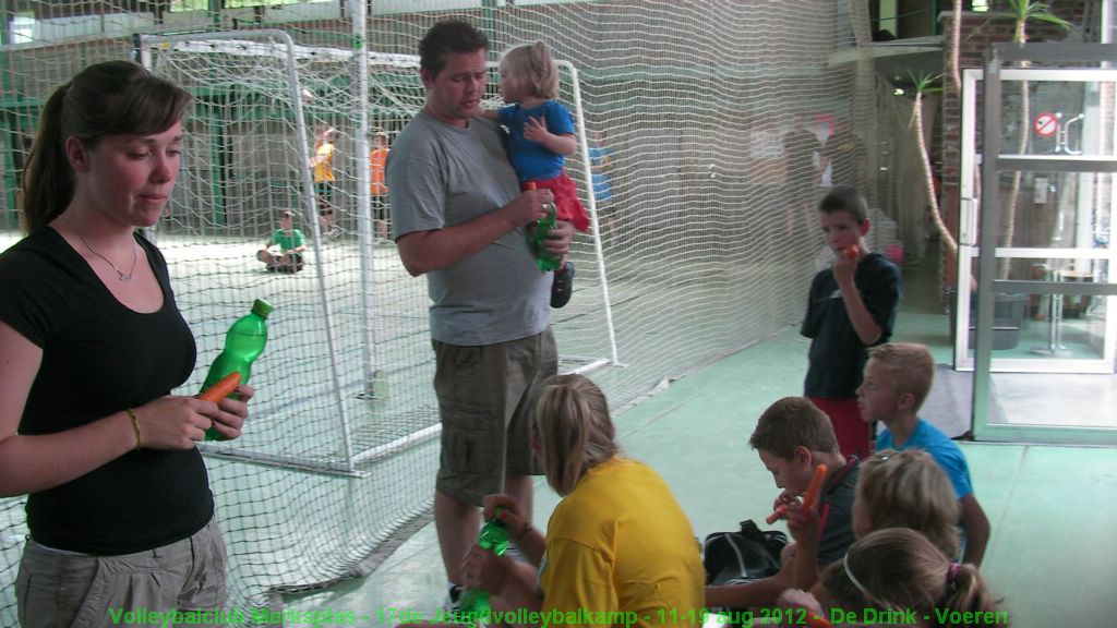 Stijn komt ook helpen bij de volleybalschool, samen met Cline, Ruth en Wim.