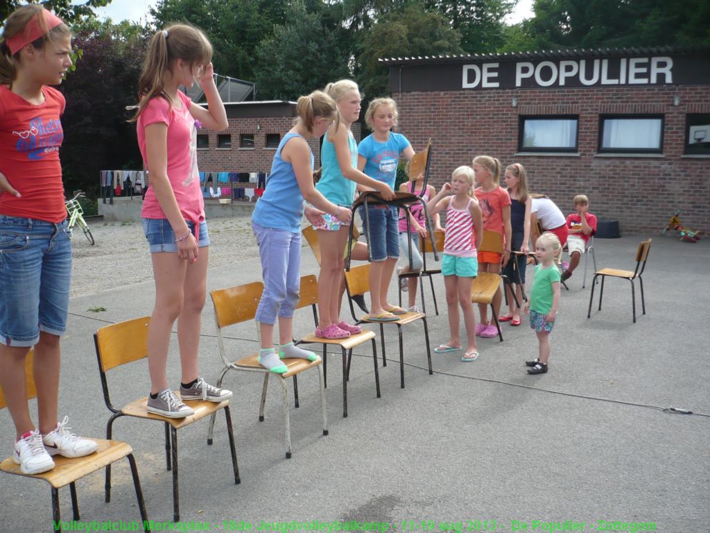 Stoelen overzetten zonder de grond te raken.