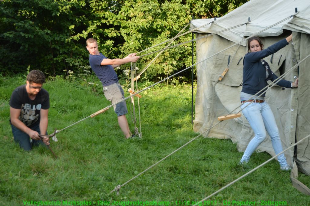 Tent rechtzetten voor de oudste jongens.