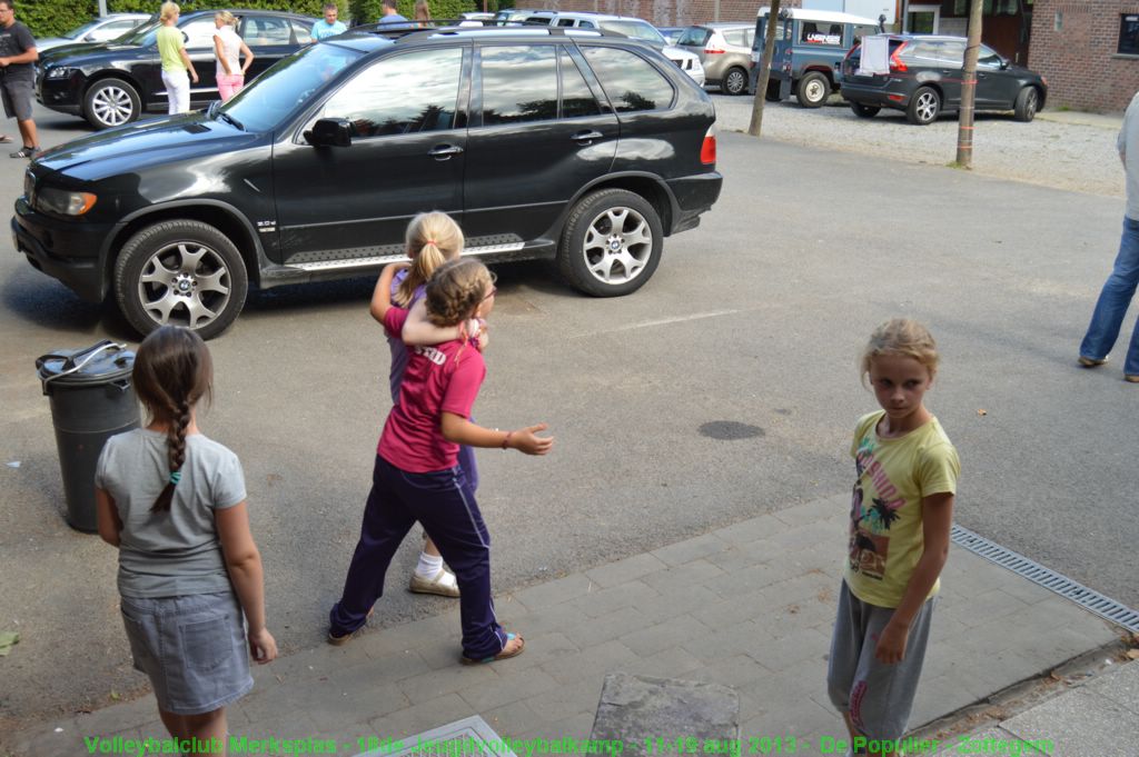 Ondertussen komen de (pre)miniemen met de auto toe.