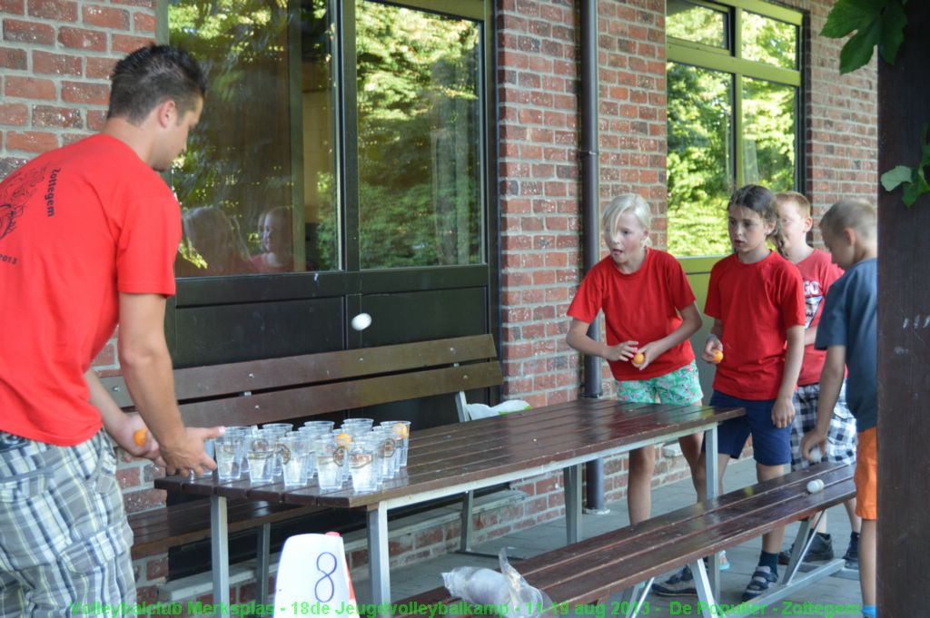 Pingpongballetjes in bekertjes water laten botsen.