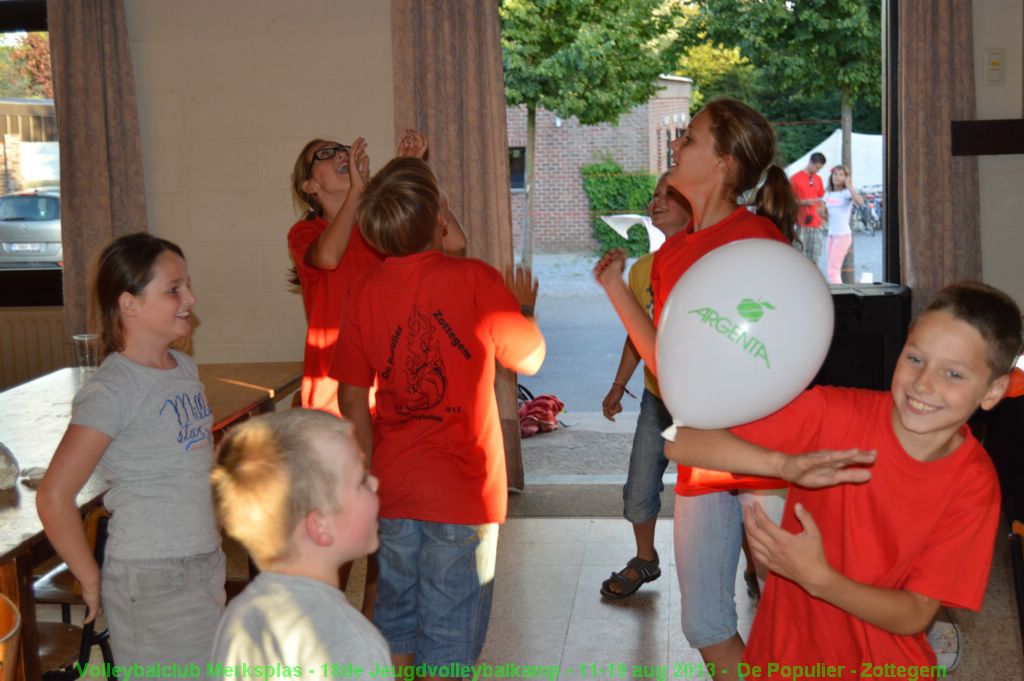 Ondertussen op het ontmoetingsspel: ballonnen omhoog houden.