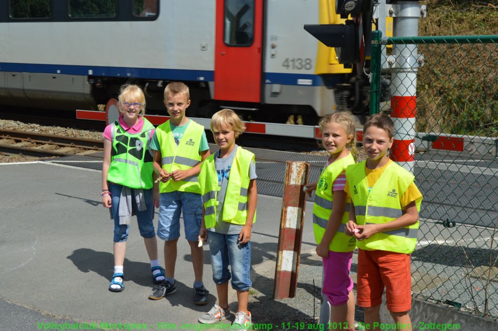 Ook deze groep moet poseren bij een voorbijrijdende trein.