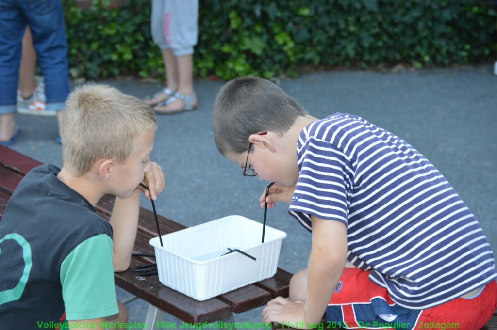 Spel 'groep tegen groep': per groep een bakje water opdrinken.