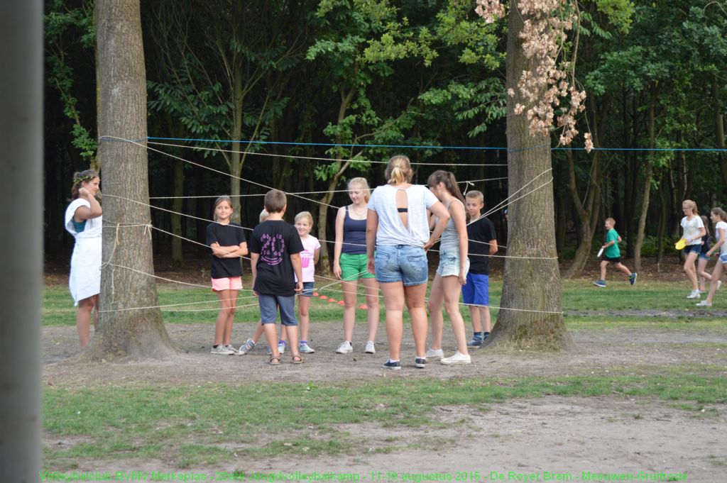 Door de touwen kruipen zonder ze te raken.