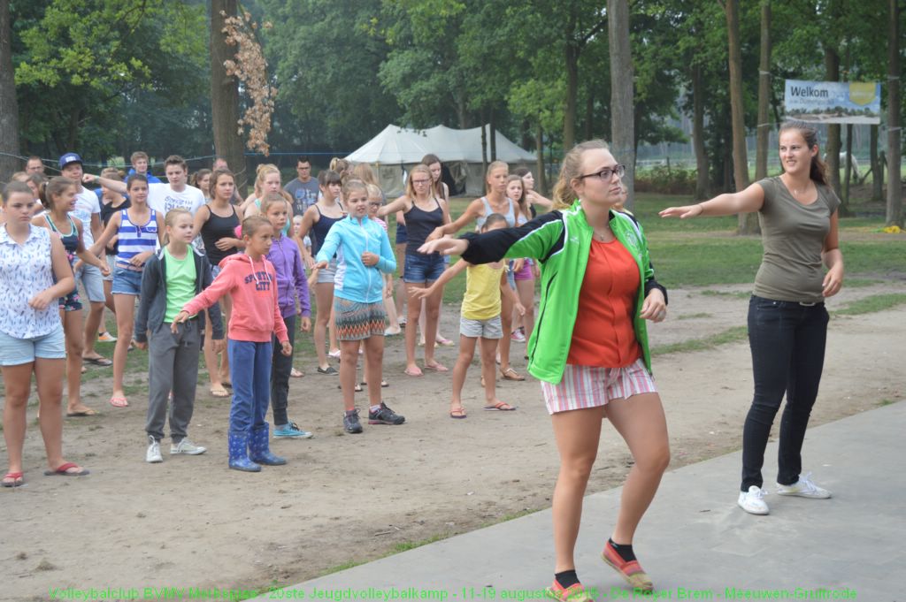 We starten de dag met de kampdans.