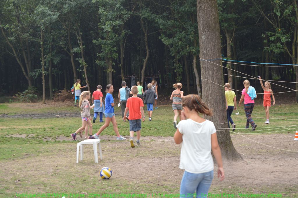 De miniemen gaan een bosspel doen.