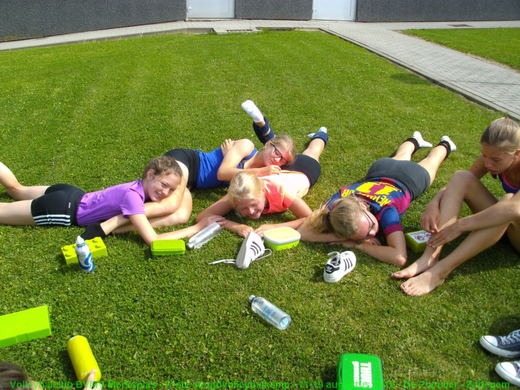 Picknick aan de sporthal met de Cadetten.