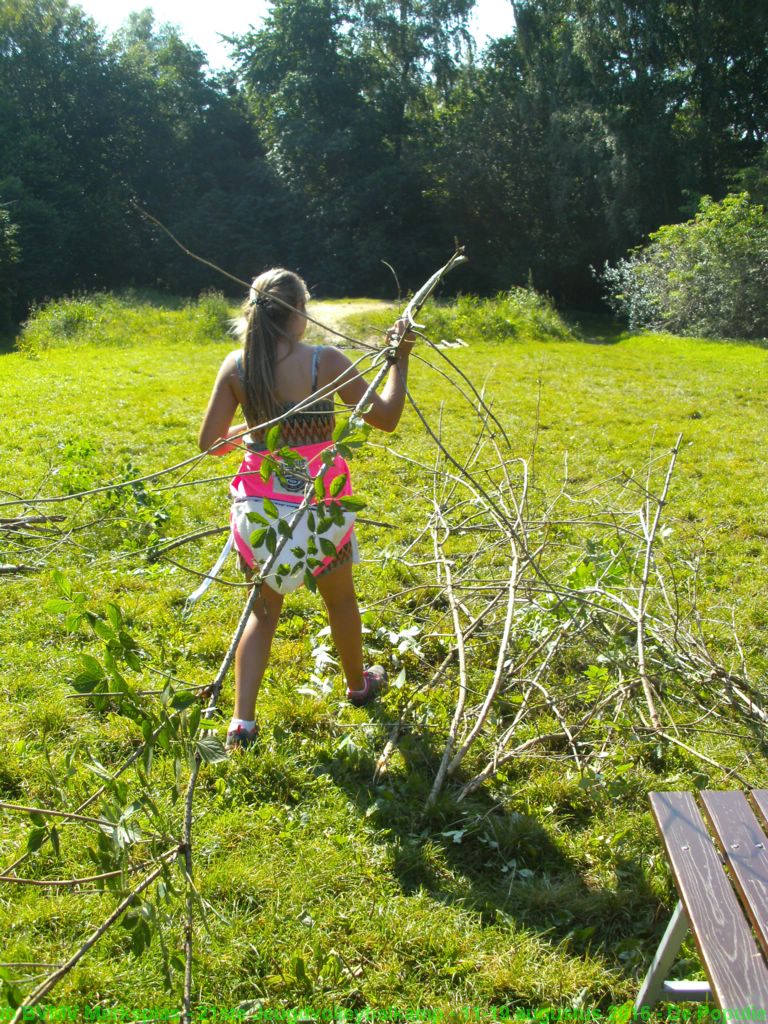 Hout sprokkelen voor het kampvuur.