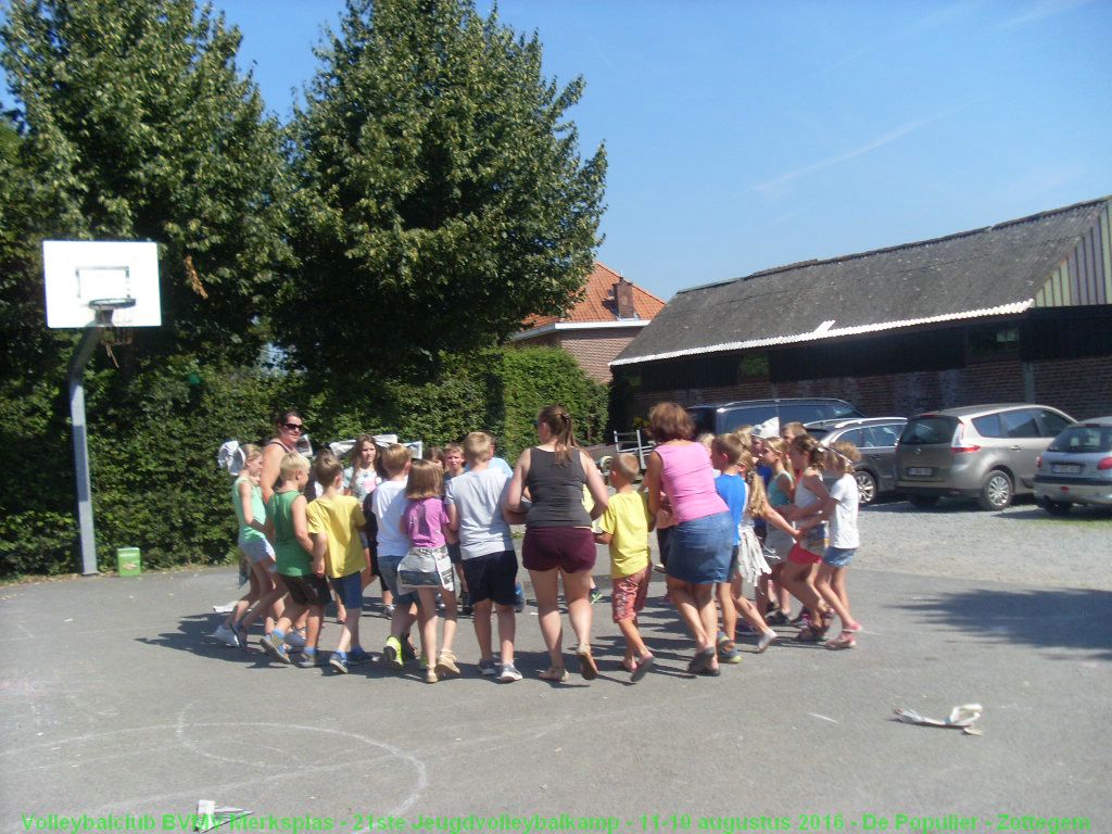 Volksdansen met de Preminiemen.