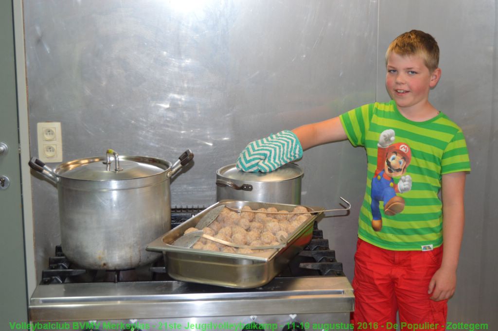 Frikadellen rollen en koken.