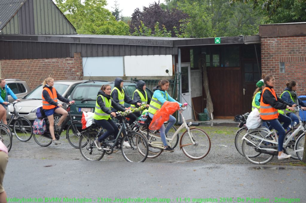 Omstreeks 18u arriveerden de fietsers... doorweekt, helemaal koud en uitgehongerd. Knap gedaan allemaal!