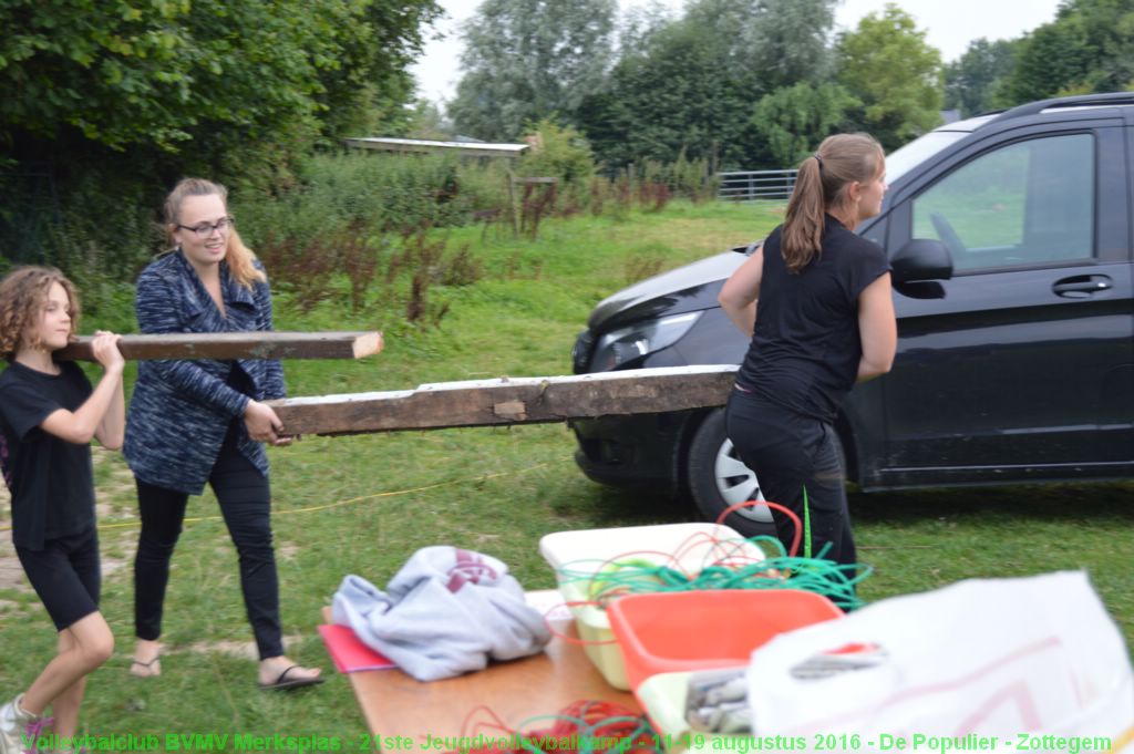 Nog snel wat hout extra halen.