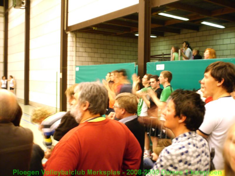 Heren 1 heeft gewonnen en is zeker vice-kampioen. Ze komen supporteren voor de dames die op dat moment achter staan.