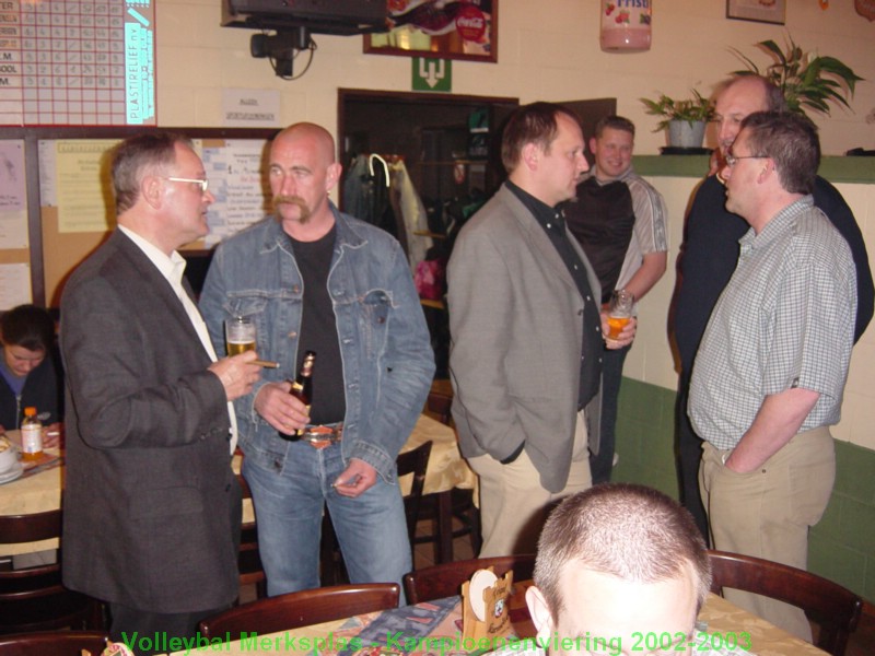 Na de huldiging biedt het bestuur een drankje aan in de kantine.