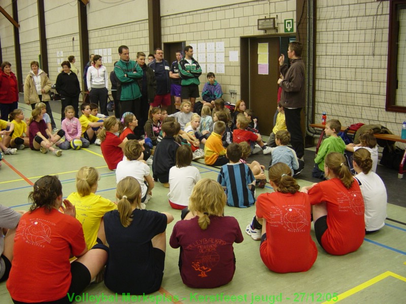 Een korte uitleg aan alle 85 volleyballertjes en hun ouders.