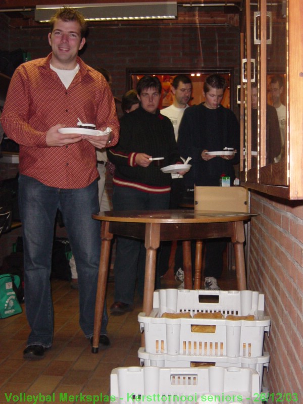 Lekkere worstenbroodjes en appelbollen.