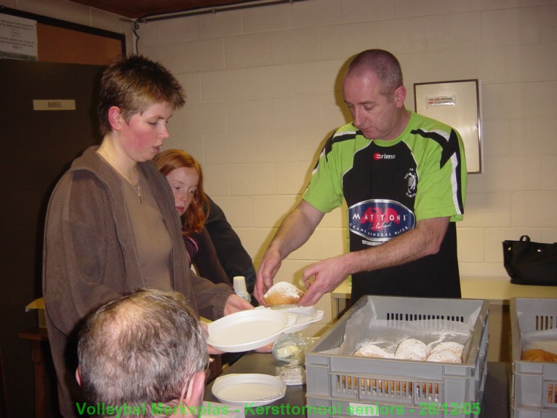 Lekkere worstenbroden en appelbollen.