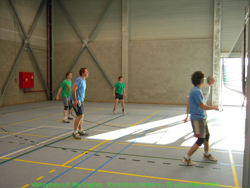 De zon schijnt wel, maar het is koud in de zaal.