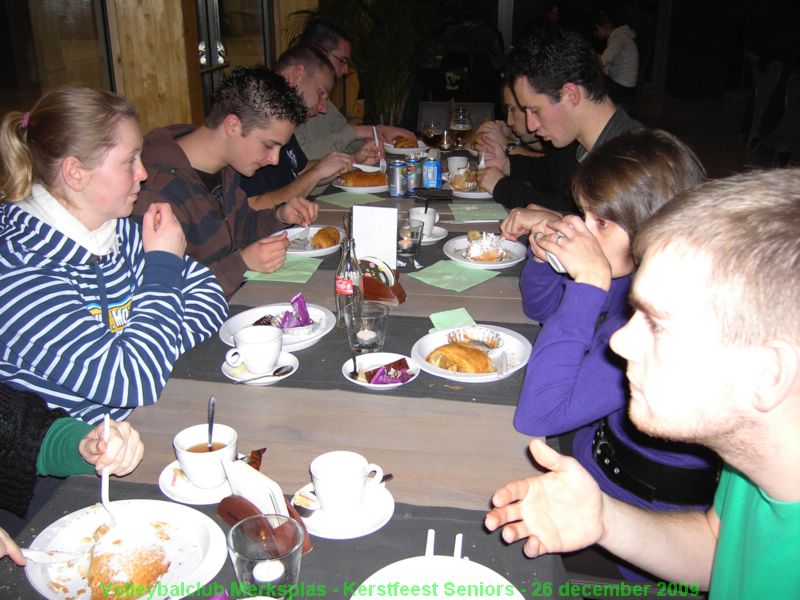 Lekkere worstenbroden en appelbollen.