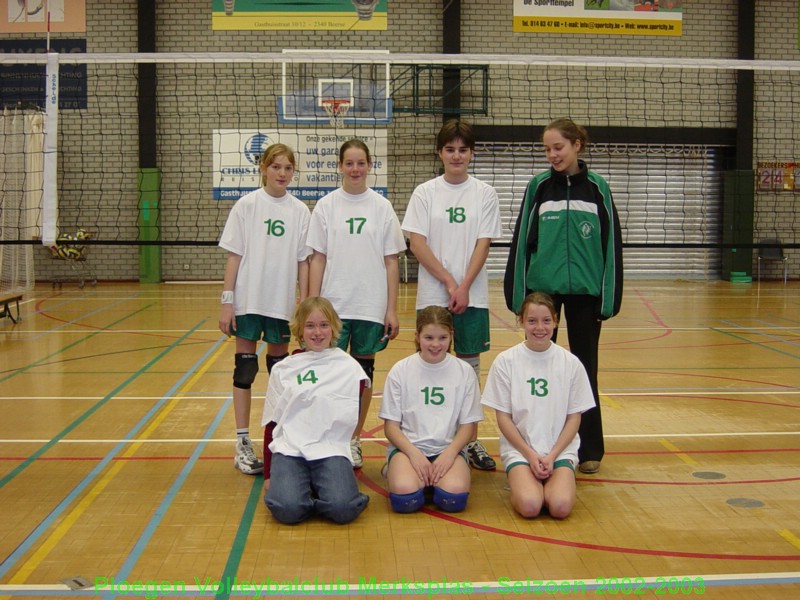 Meisjes D1 met de nieuwe VC Merksplas T-shirts.