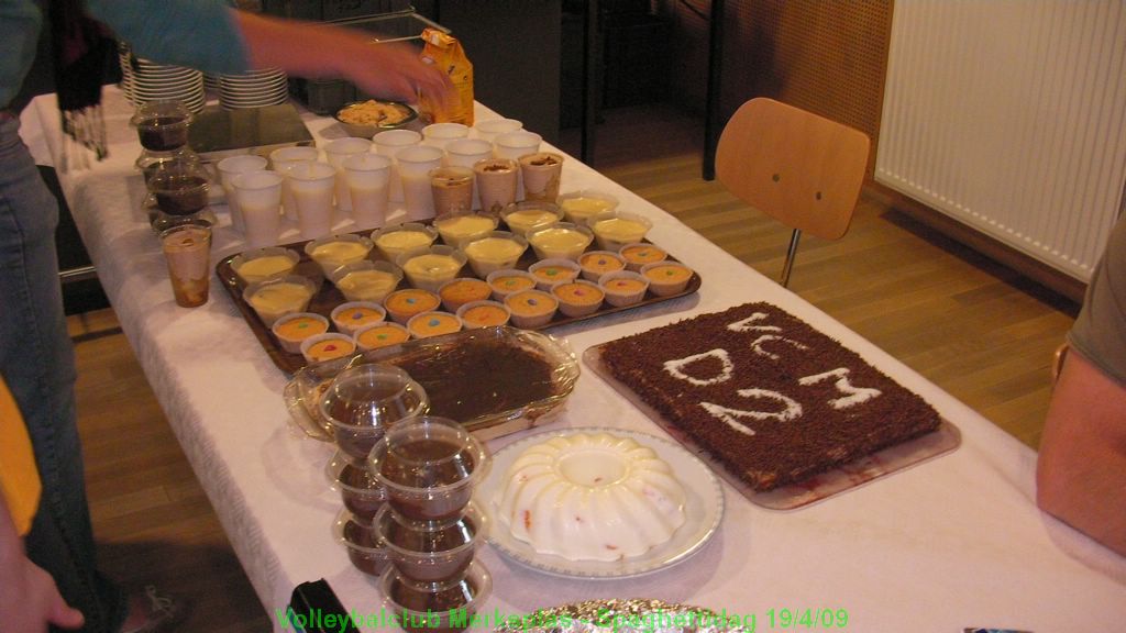 De clubleden hebben weer voor lekkere dessertjes gezorgd.