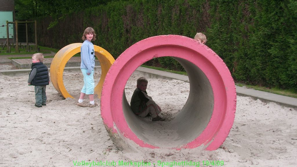 Ondertussen kunnen de kinderen buiten spelen.