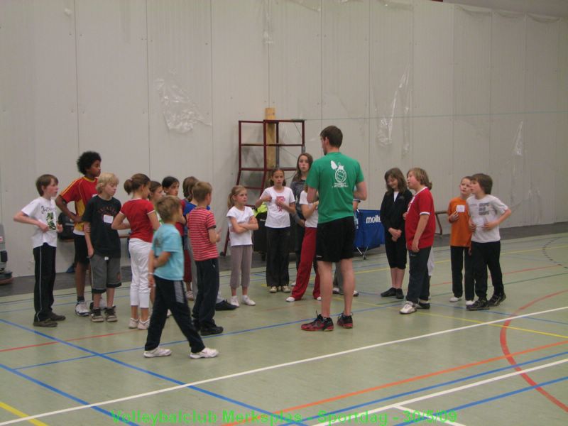 Op 30/4 organiseert de gemeente een sportdag voor de lagere scholen, in samenwerking met de sportclubs.