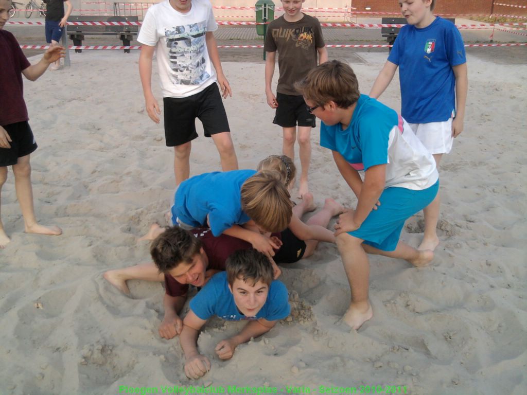 Jongens cadetten trainen buiten in het zand.