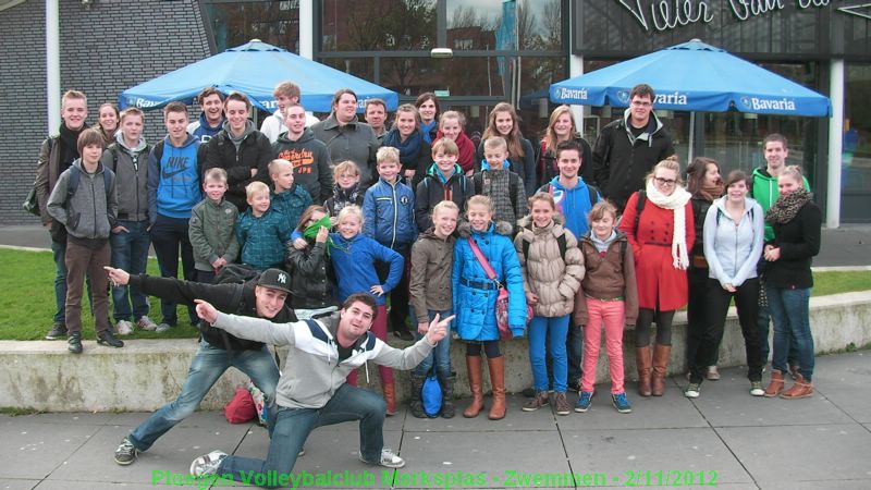 Heel de volleybal zwembende in Tongelreep.